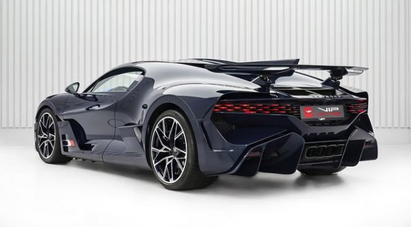 В Дубай за тази суперкола искат два пъти по-висока от препоръчителната цена на производителя. Факт е, че всичките 40 екземпляра вече са продадени, а този е с оферта от 10,2 милиона долара. Купето е направено за конкретен клиент според неговите изисквания, но впоследствие купувачът се отказва.